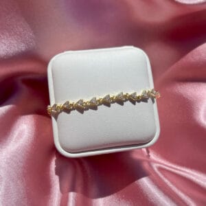 Üçgen taşlı bileklik